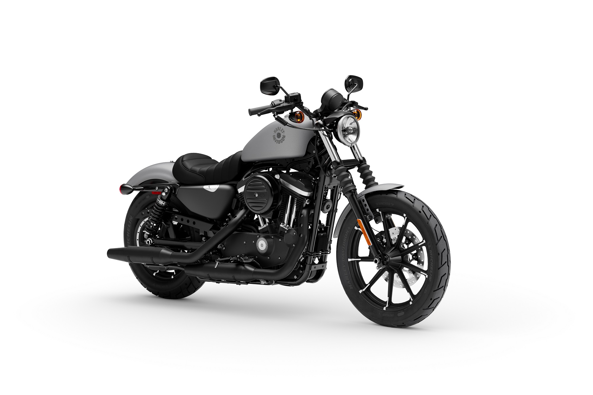 Harley-Davidson Iron 883 com tanque cinza de frente