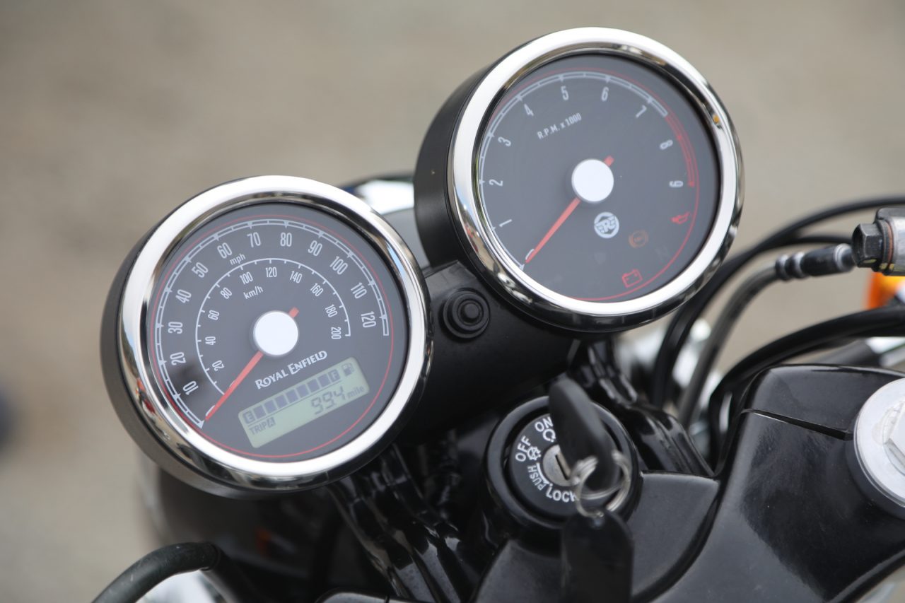 Instrumentos da Interceptor são bem tradicionais em dois mostradores redondos: um com velocímetro e telinha digital e outro com conta-giros