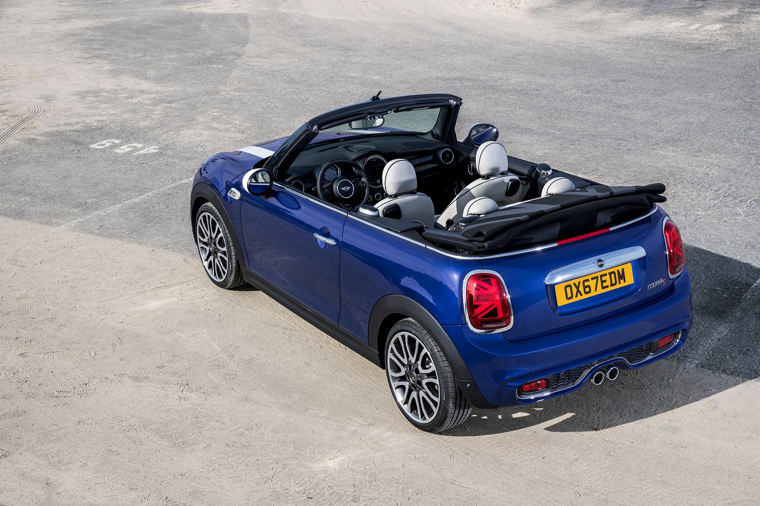Mini Cooper Cabrio S visto do alto e de traseira com a capota recolhida