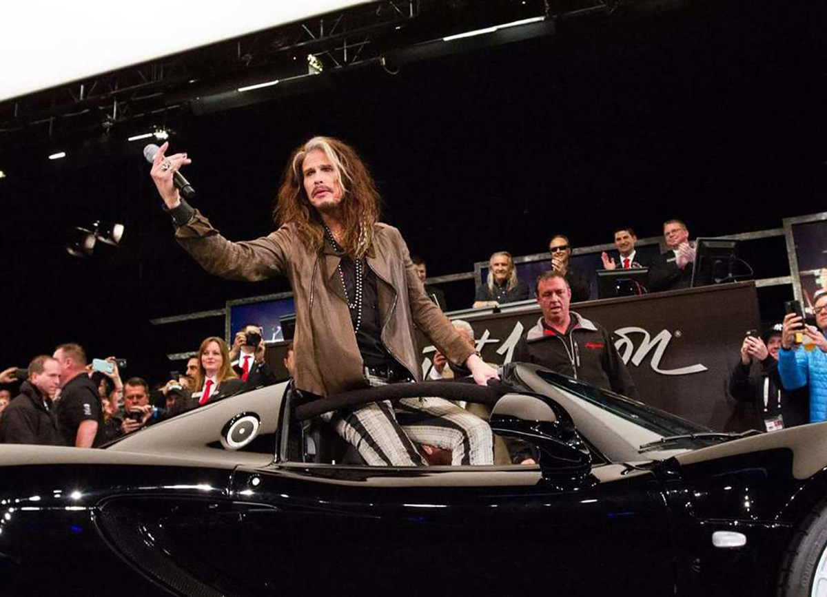 Imagem mostra Steven Tyler do Aerosmith com seu Hennessey Venom Gt preto