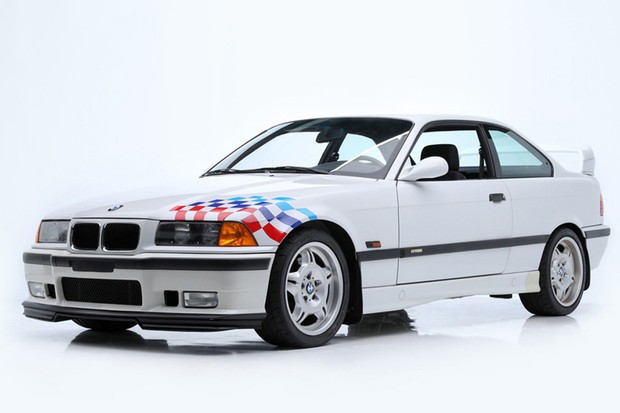 BMW M3 branca do ator Paul Walker com bandeira zebrada colorida na ponta do capô e parte do para-lama