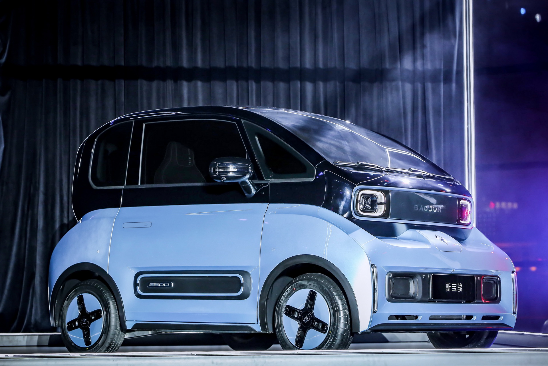 Baojun E300 de perfil com caimento acentuado da primeira coluna e frente curta como a do Smart