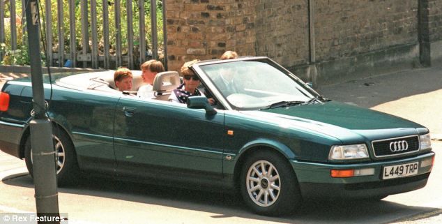 Princesa Diana dirigindo o Audi Cabriolet com a capota aberta, um segurança ao lado e dos dois filhos no banco traseiro