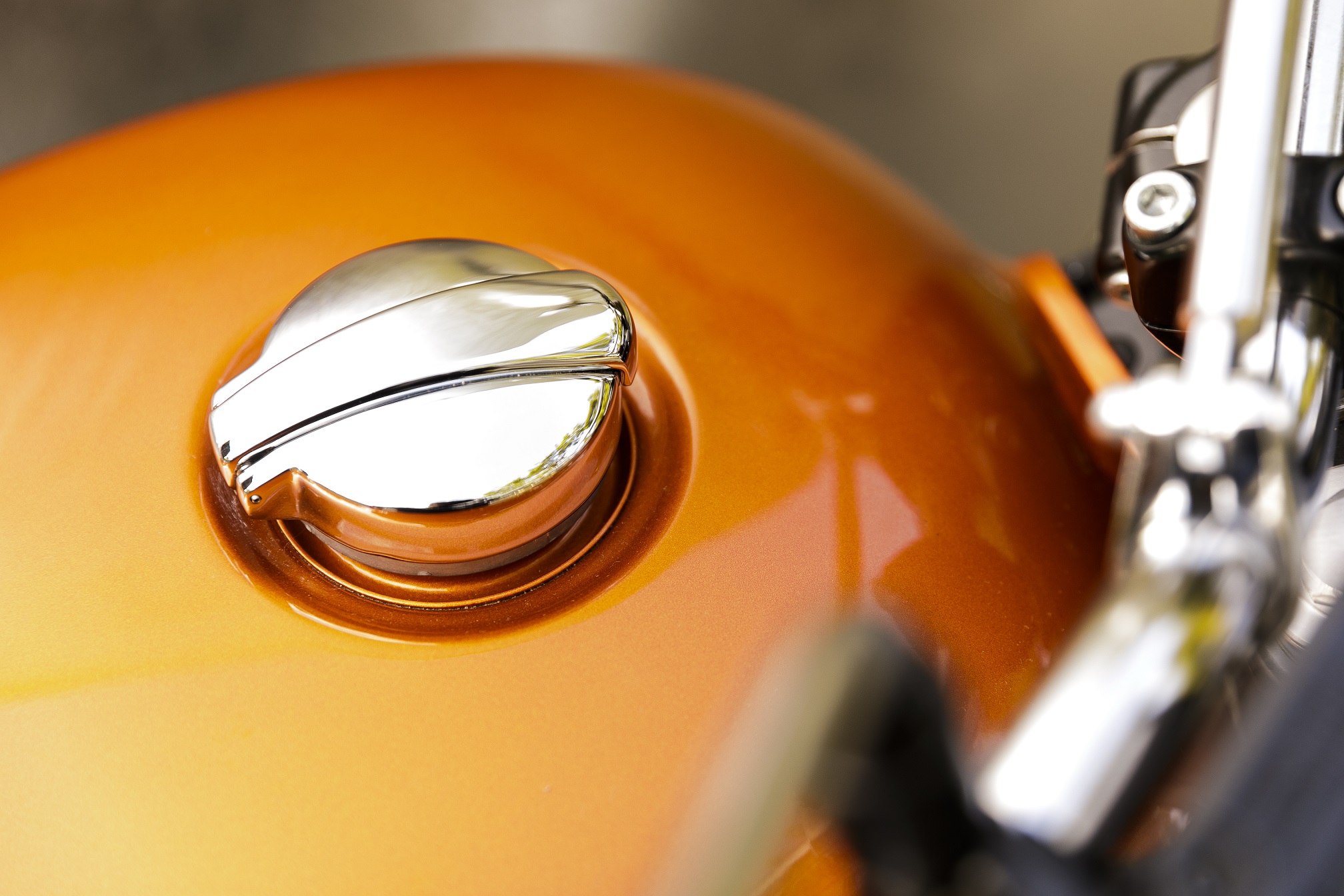 Detalhe da Interceptor com a tampa cromada do tanque laranja