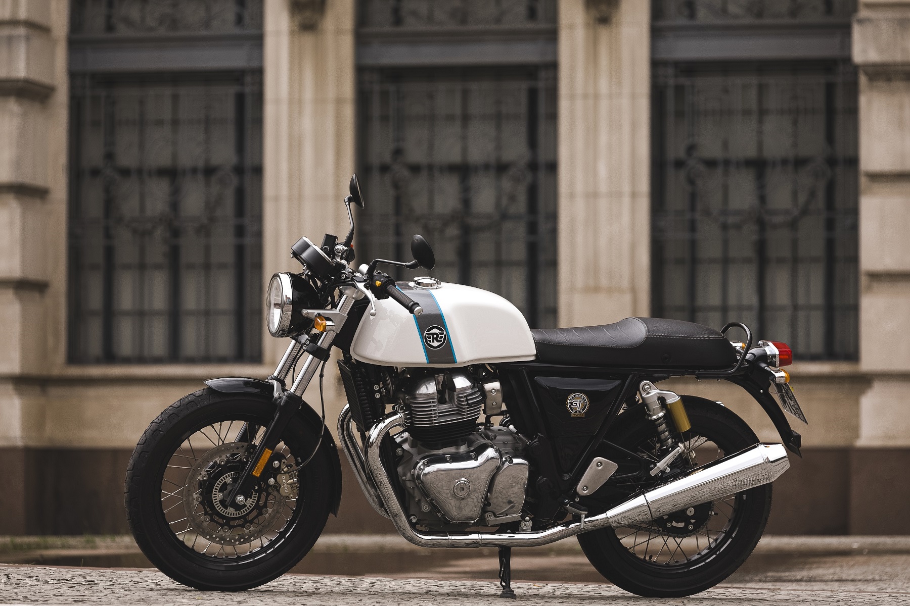 A nova Continental GT 650 tem tanque branco com faixa cinza, guidom e assentos mais baixos e pedaleiras recuadas