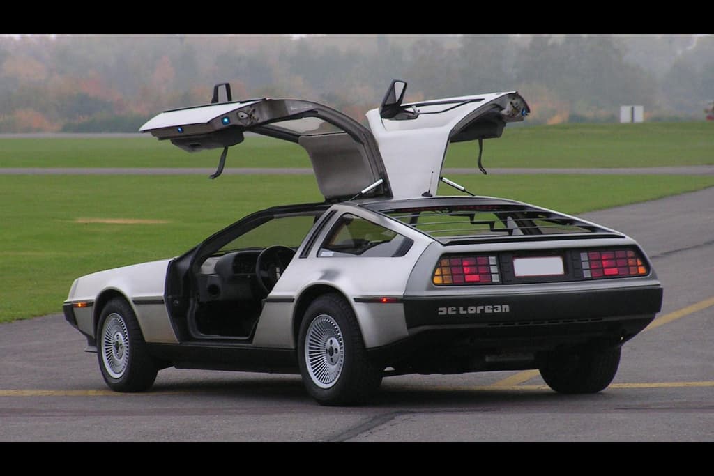 Delorean com as portas abertas traseira