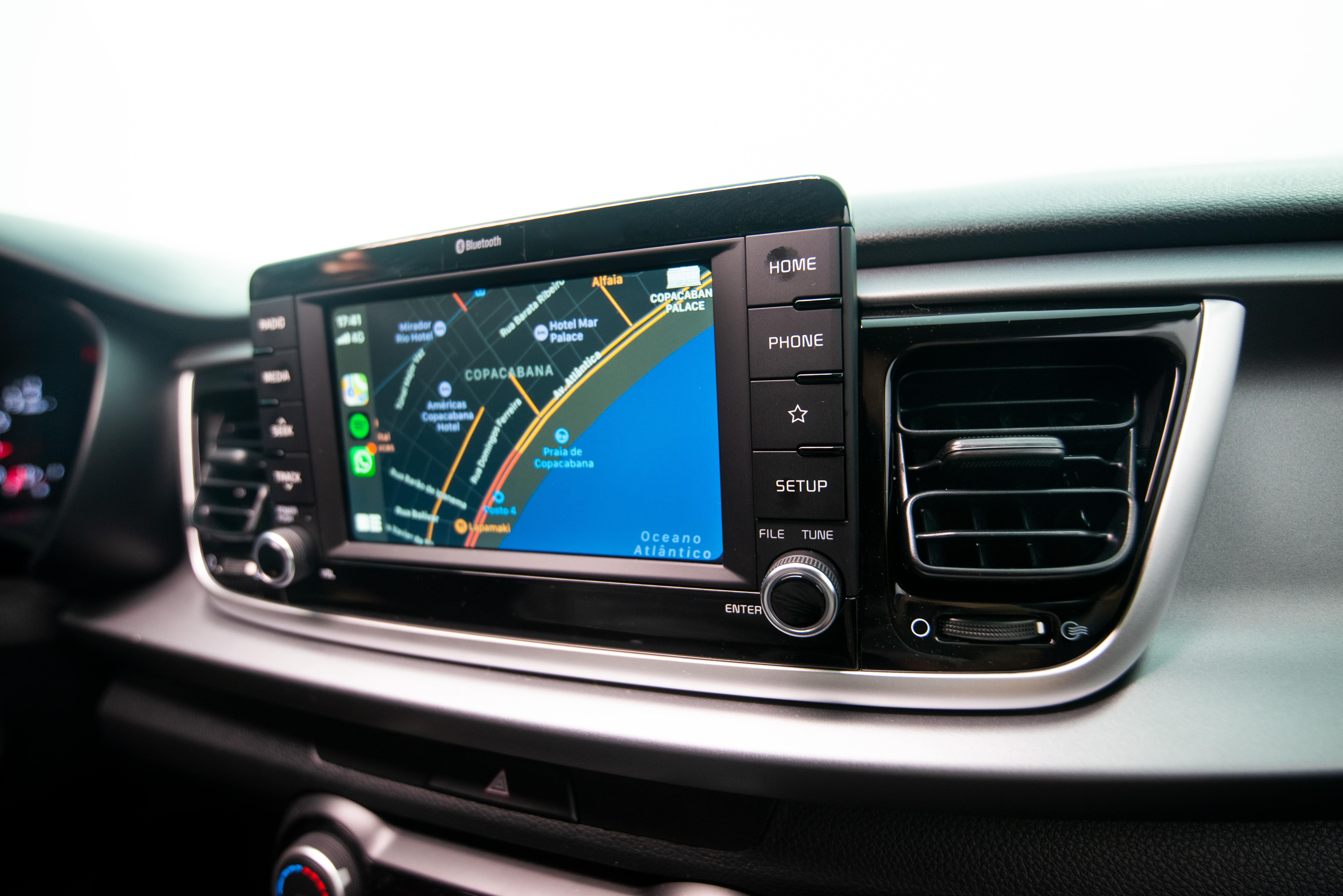  Central multimídia de sete polegadas é ligeiramente "flutuante"