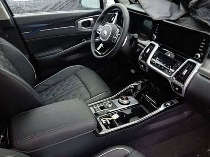  Interior se destaca pela grande tela da central multimídia