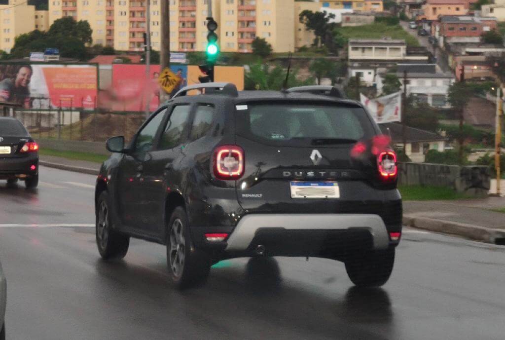Renault Duster 2021 na rua em movimento de traseira com as novas lanternas quadradas