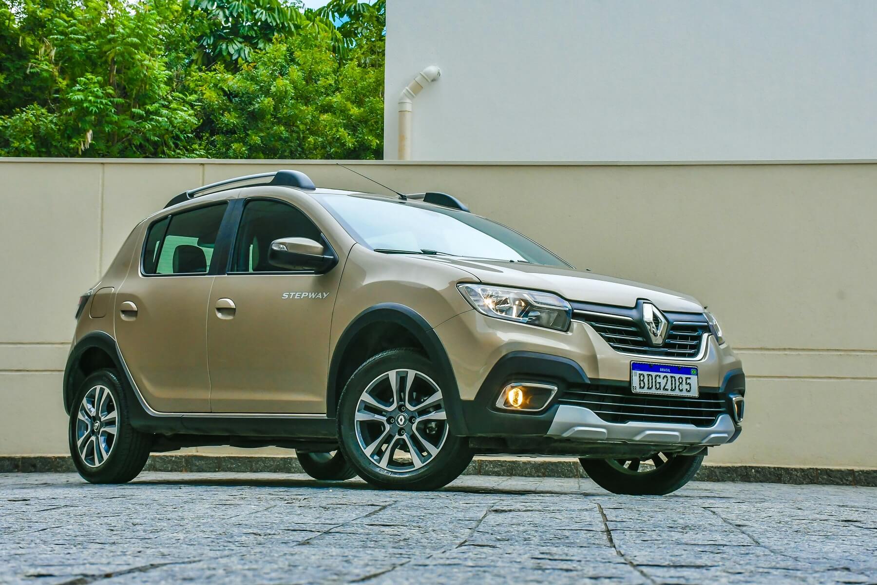 Imagem mostra novo Renault Sandero Stepway de frente na cor dourada