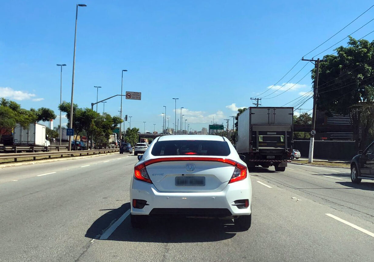 Honda Civic com lanterna inteiriça flagrado em SP