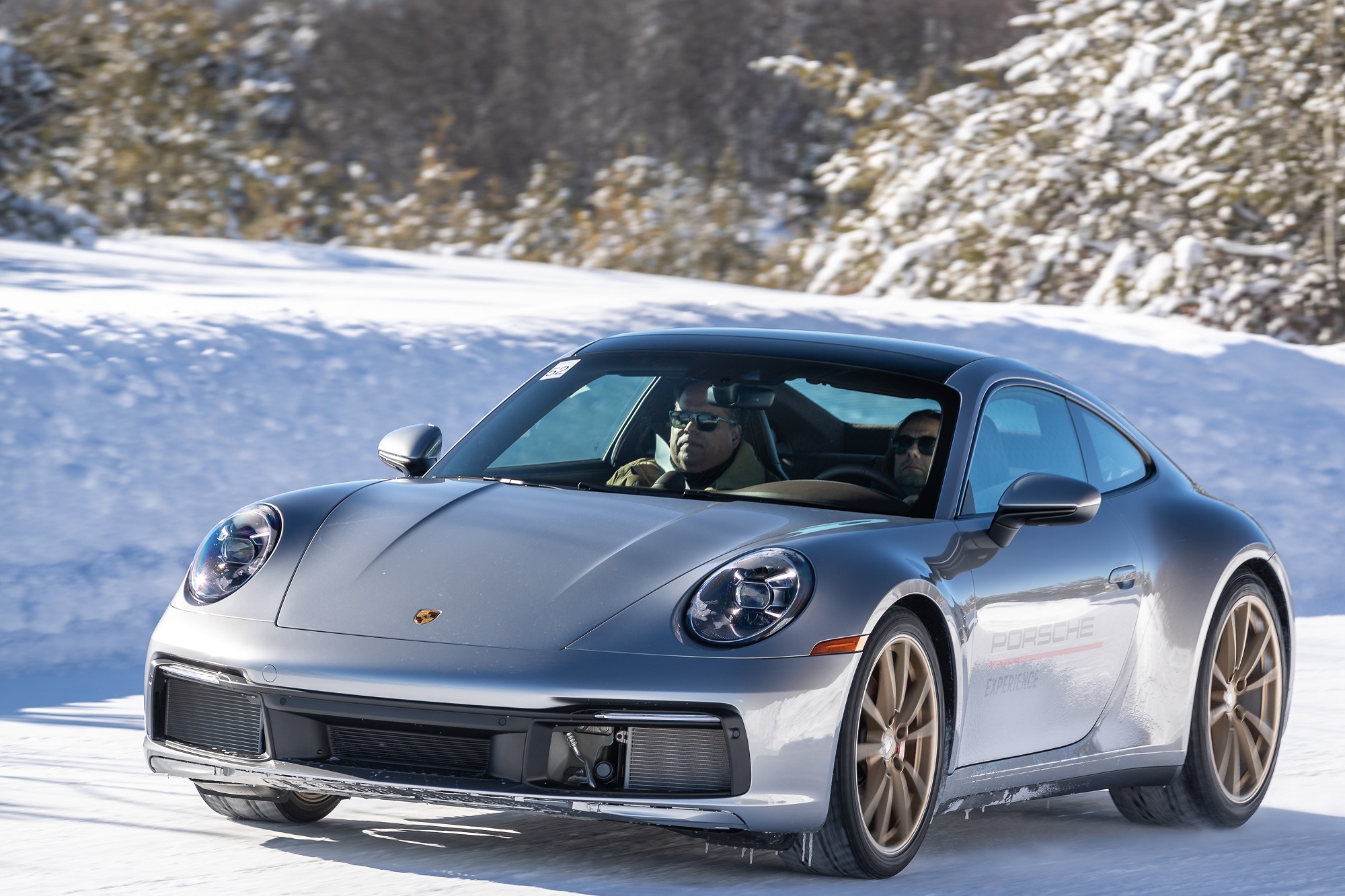 Porsche 911 na cor para em movimento na pista coberta de neve