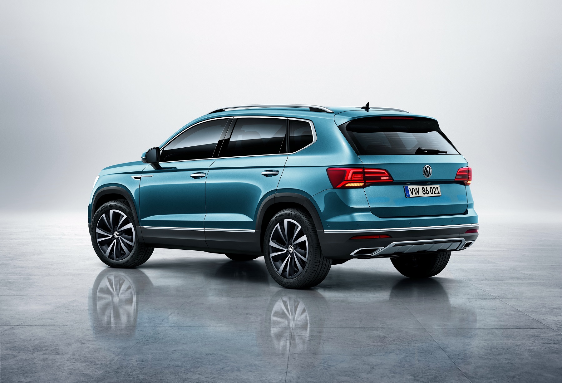 Volkswagen Tarek na cor azul de traseira com lanternas bem horizontais