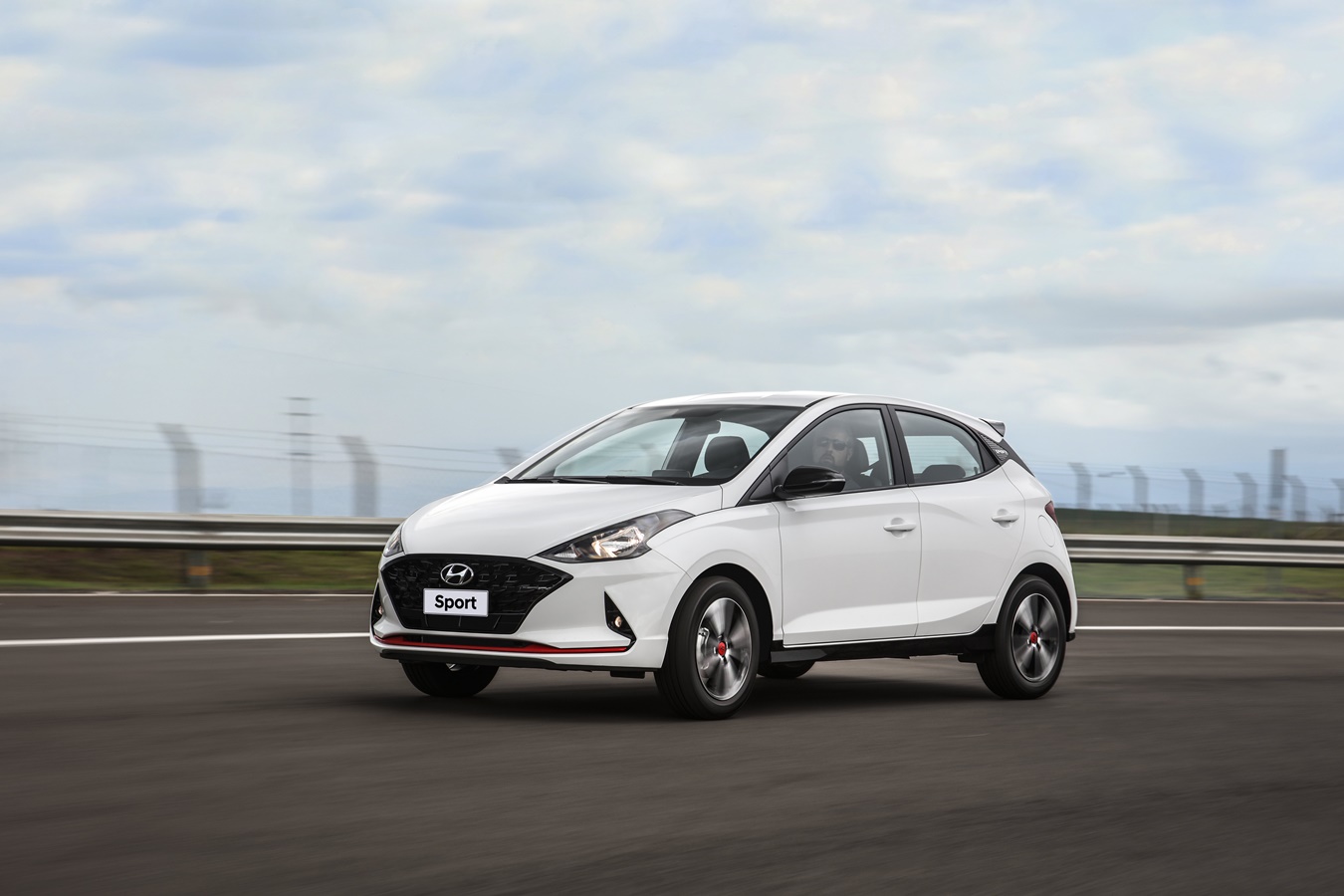 Imagem mostra o novo HB20 Sport na cor branca