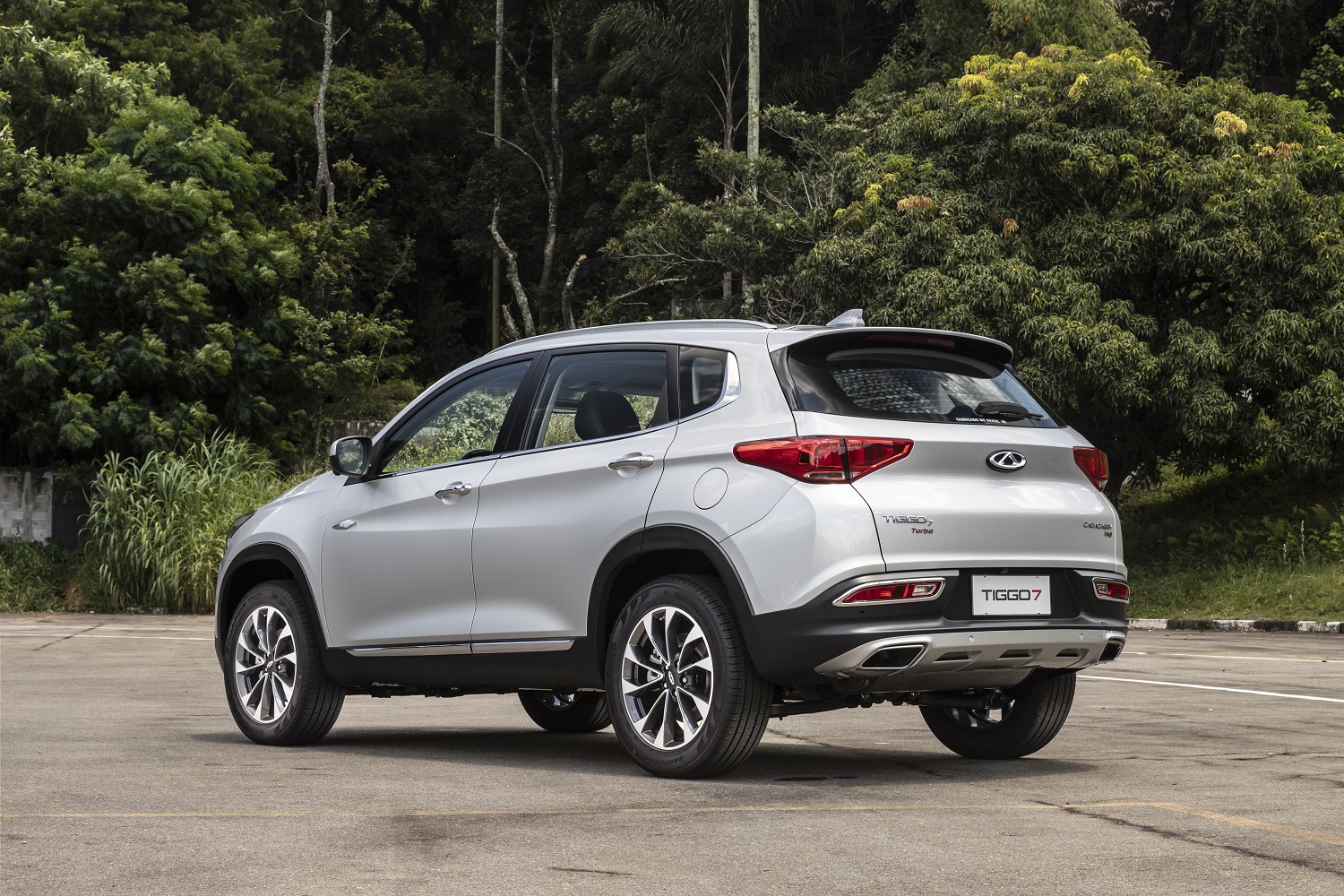 Caoa Chery Tiggo 7 de traseira na cor prata com molduras pretas nas caixas de rodas