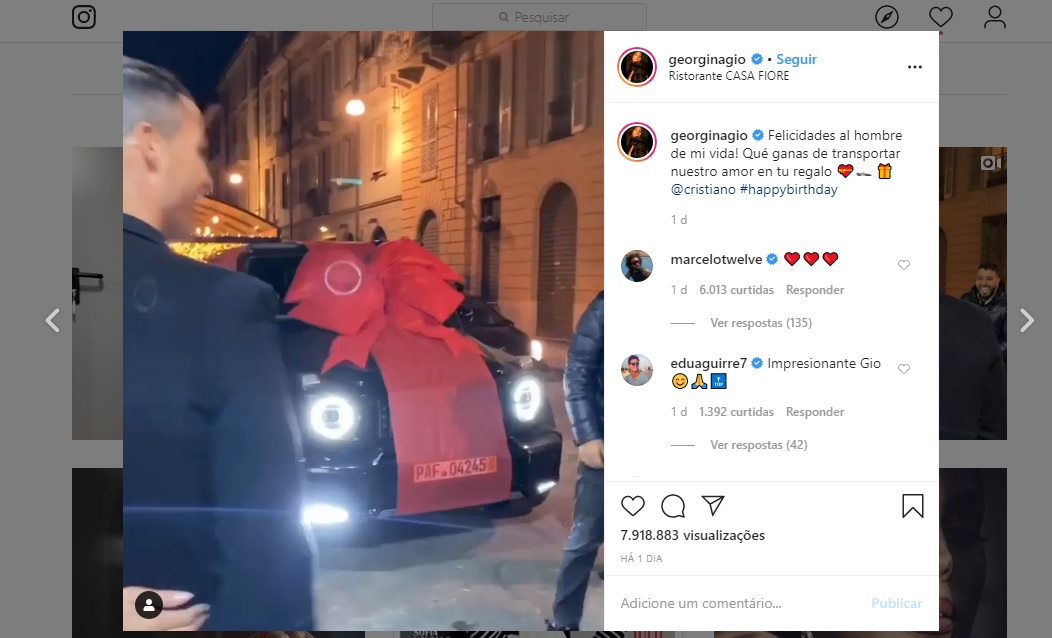 Imagem reproduz post do Instagram onde a esposa de CR7 o presenteia com o Classe G