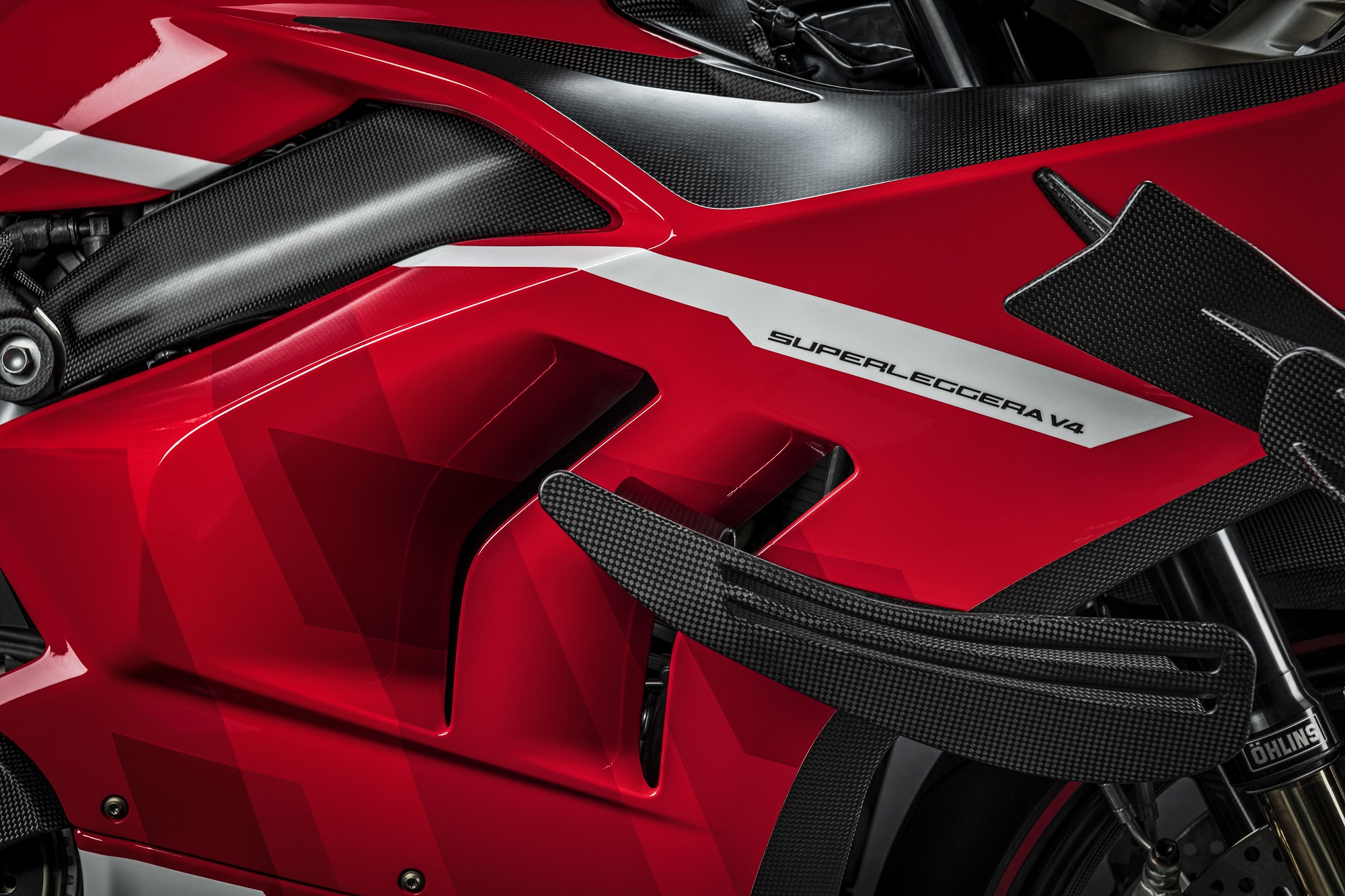 Detahe na carenagem da moto com o nome Superleggera V4