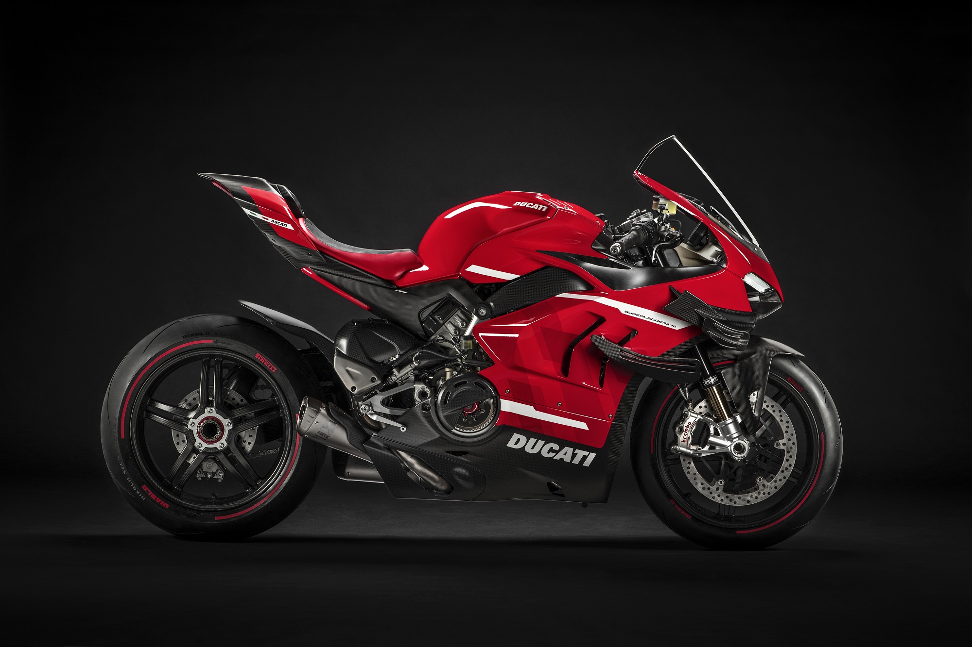 Ducati Superleggera V4 vermelha de perfil com carenagem com detalhe branco e preto