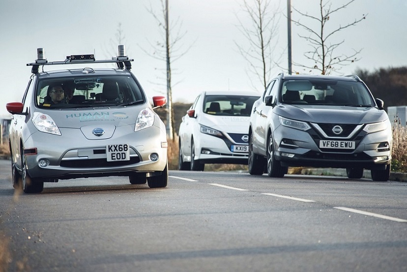 Nissan Leaf autônomo em movimento na estrada com dois outros carros monitorando