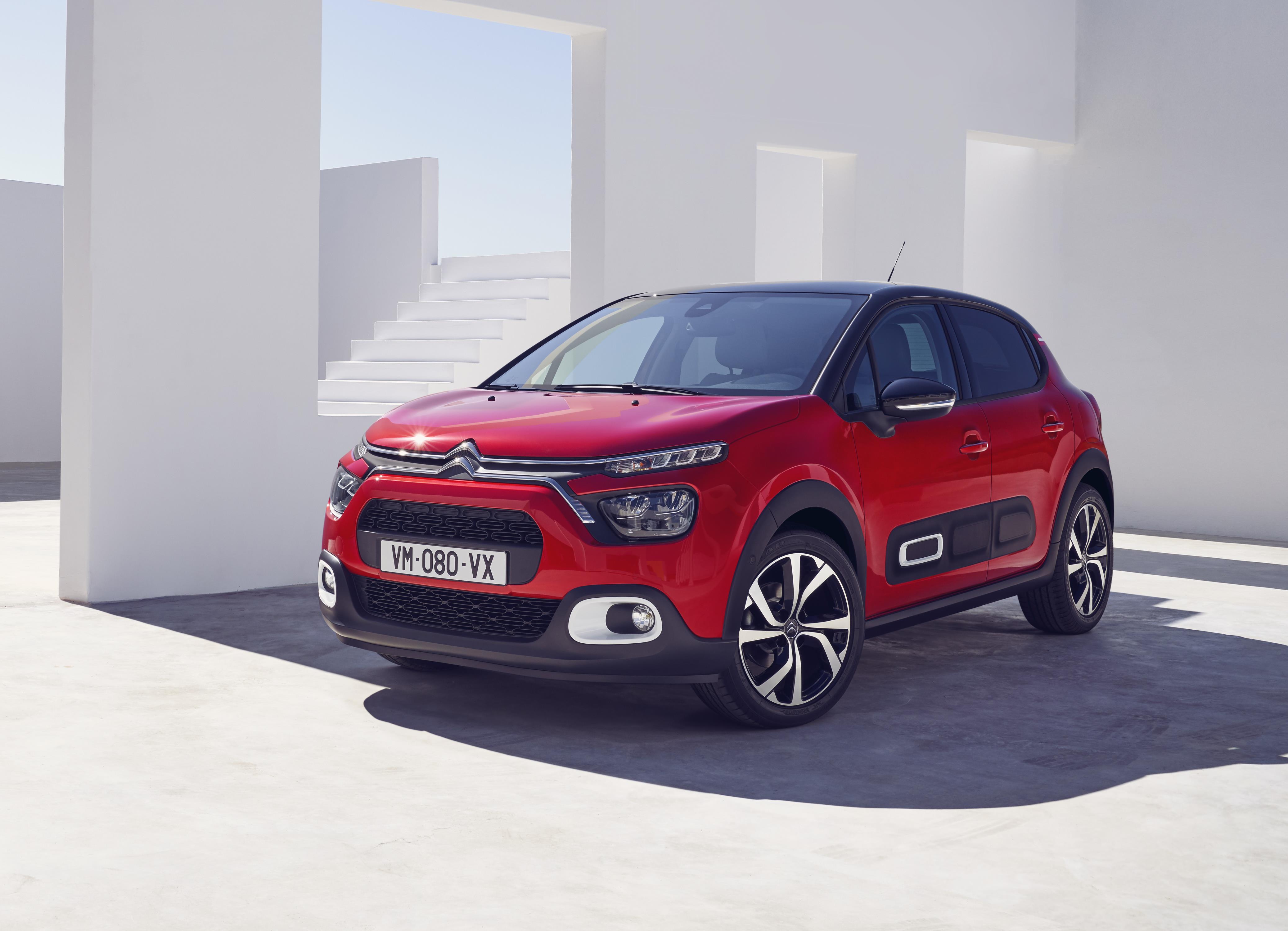Citroën C3 2020 Europeu vermelho com faróis finos que se interligam por um friso cromado que serve como grade frontal