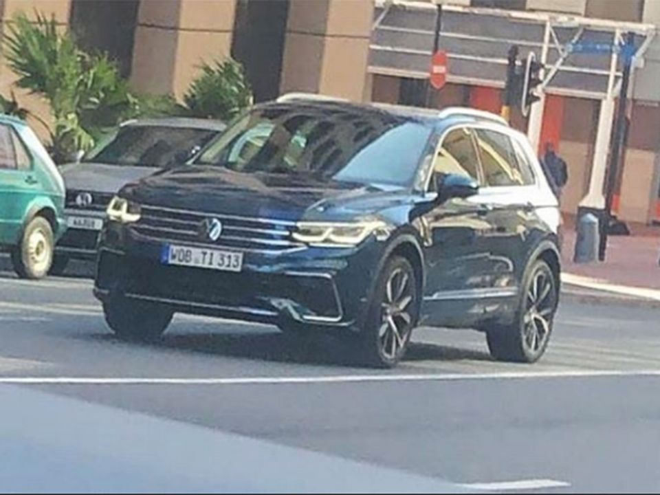 Volkswagen Tiguan em movimento em uma rua italiana na cor azul metálico
