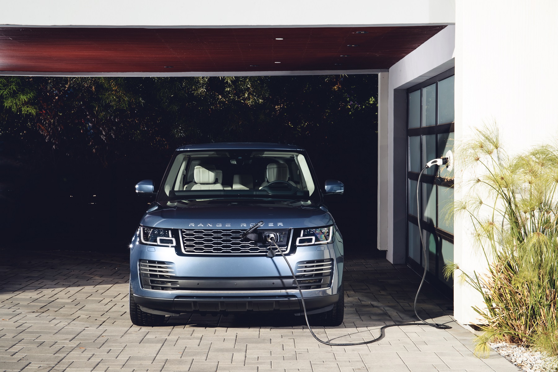Range Rover Vogue PHEV Recarregando Na Garagem