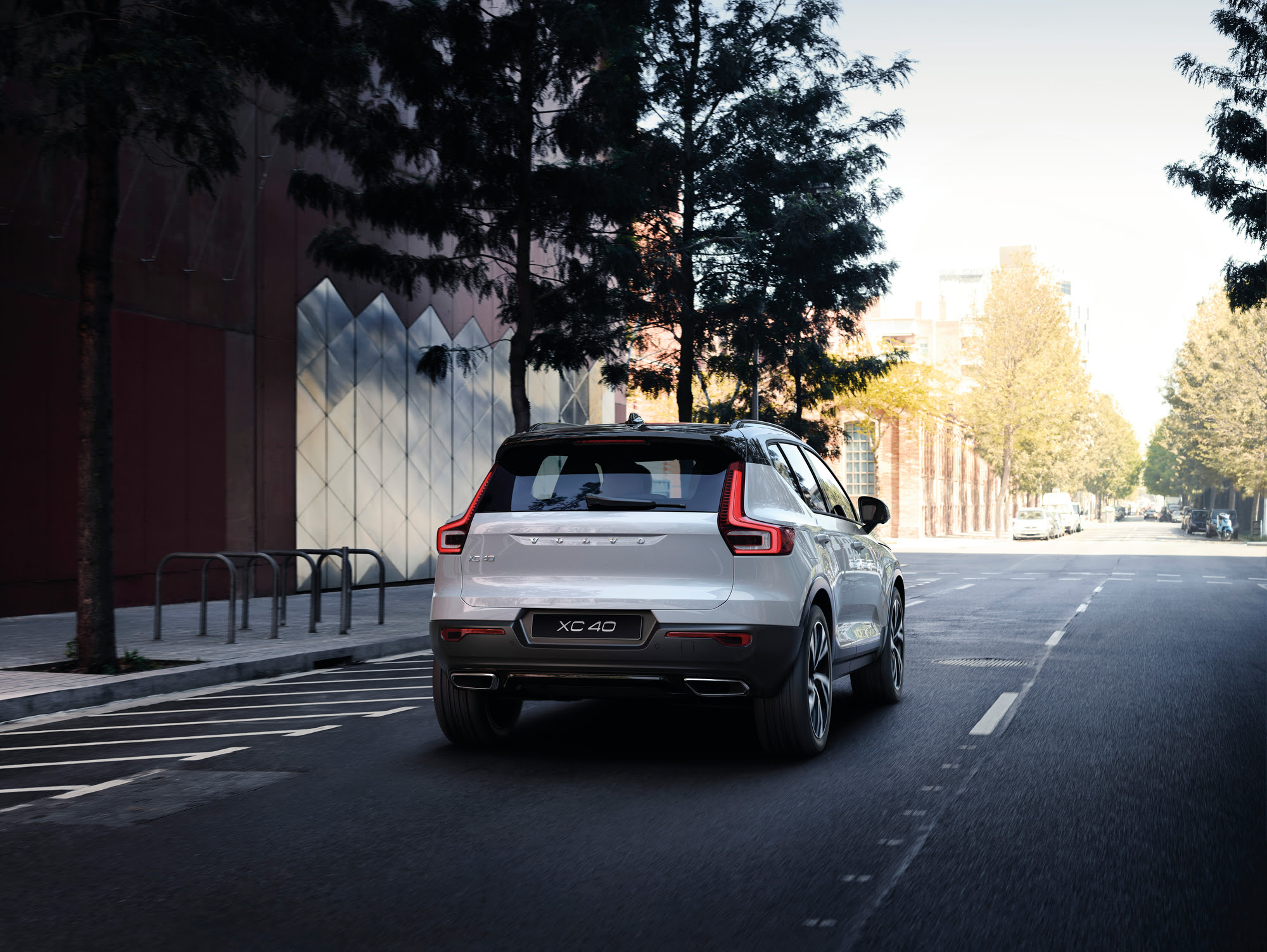 Volvo Xc40 T5 R Design de traseira na cor branca em movimento na rua