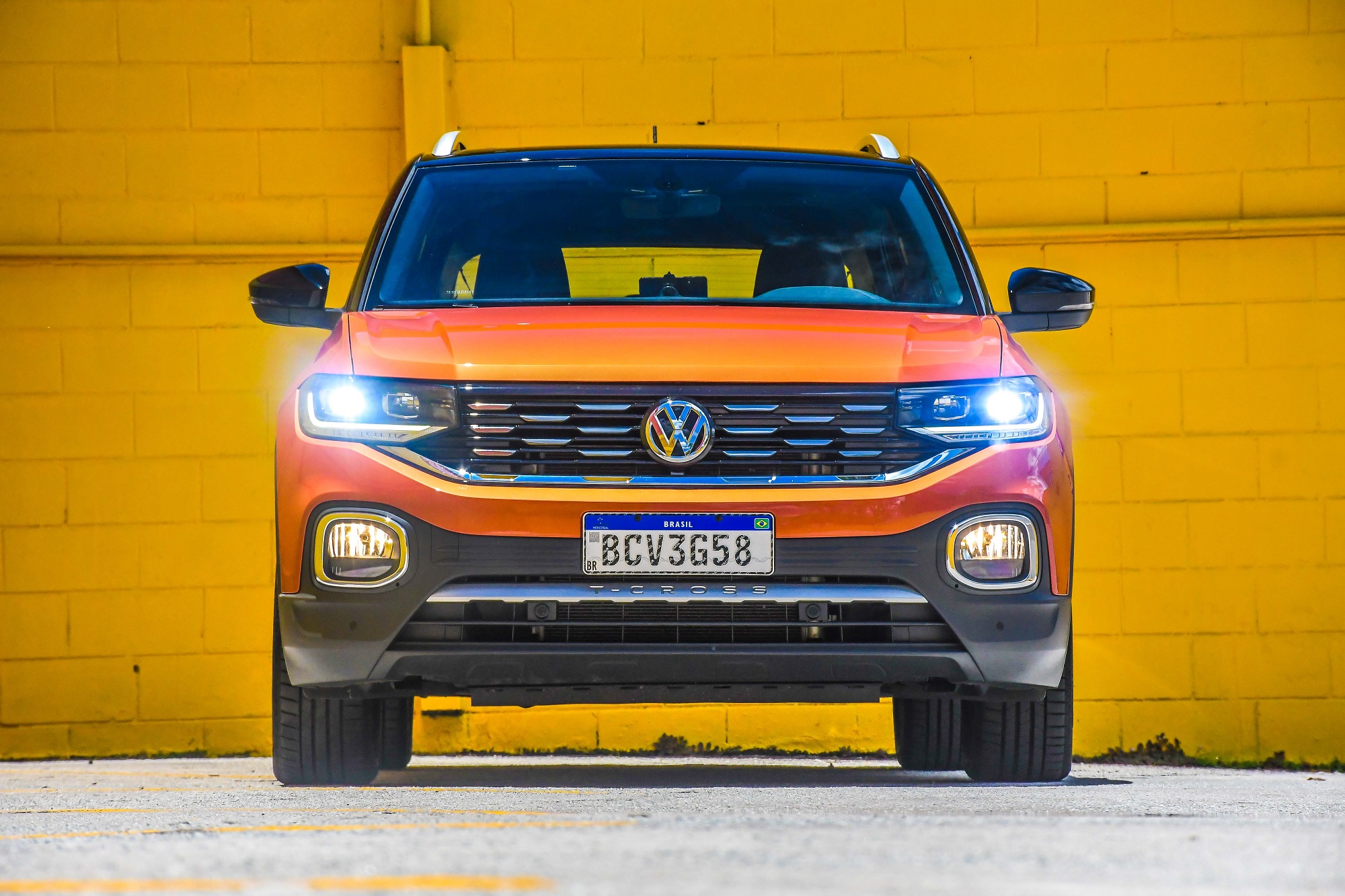 Volkswagen T Cross Highline 250tsi na cor laranja de frente