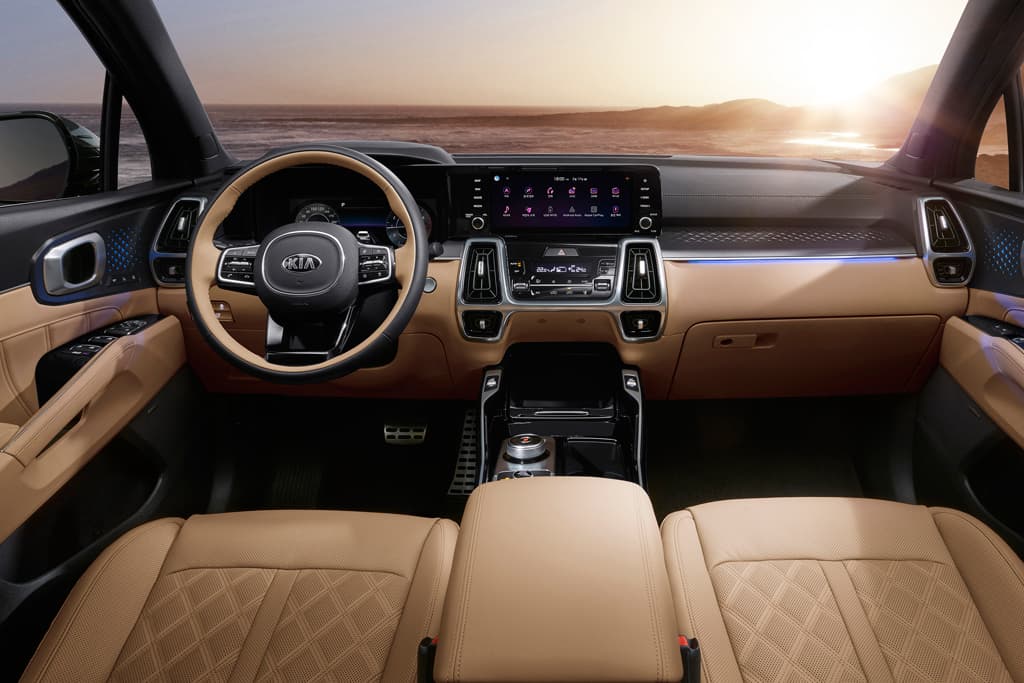 Novo interior do Kia Sorento tem couro bege nos bancos e em parte do painel e central multimídia com tela horizontal