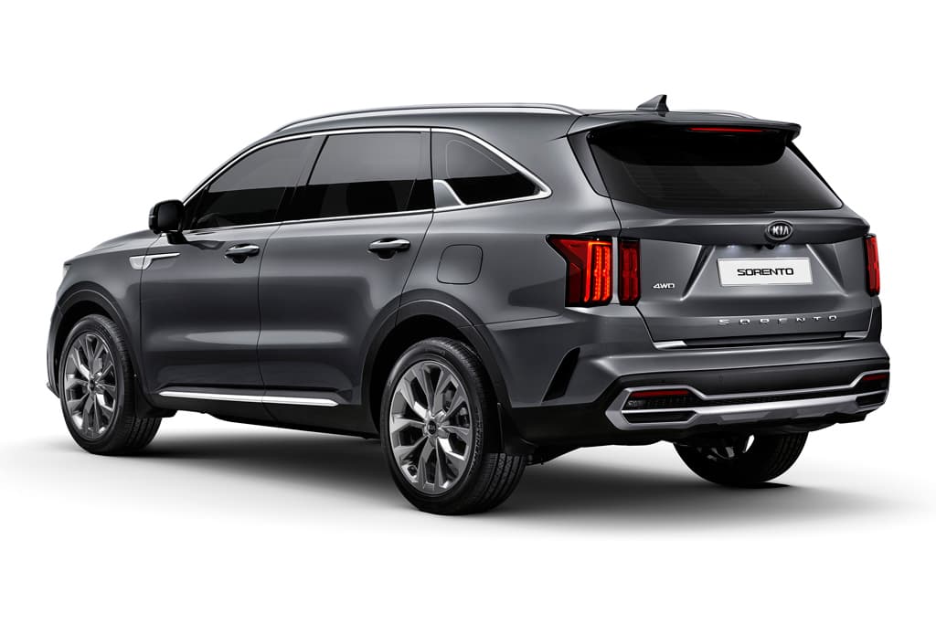 novo kia sorento de traseira na cor cinza tem lanternas em duas seções verticais, com uma ponta superior que invade a lateral