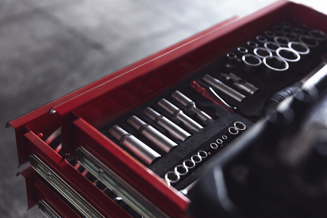 caixa de ferramentas vermelha mostrada em primeiro plano co diversos itens dentro