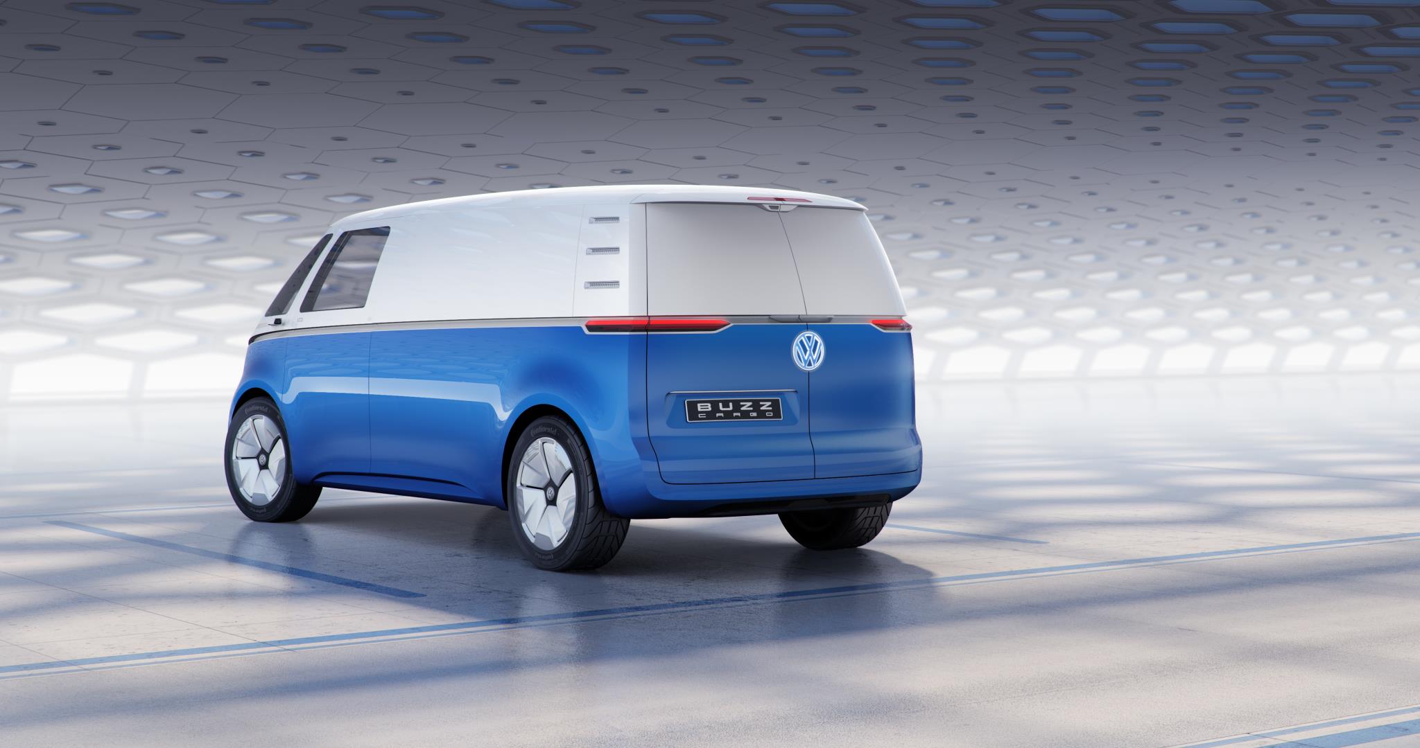 Volkswagen Id. Buzz Cargo Concept de traseira, sem janelas laterais traseiras, com pintura saia e blusa branco em cima e azul embaixo