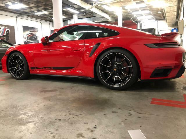 Flagra revela Porsche 911 Turbo S com o nome da versão na parte inferior da porta