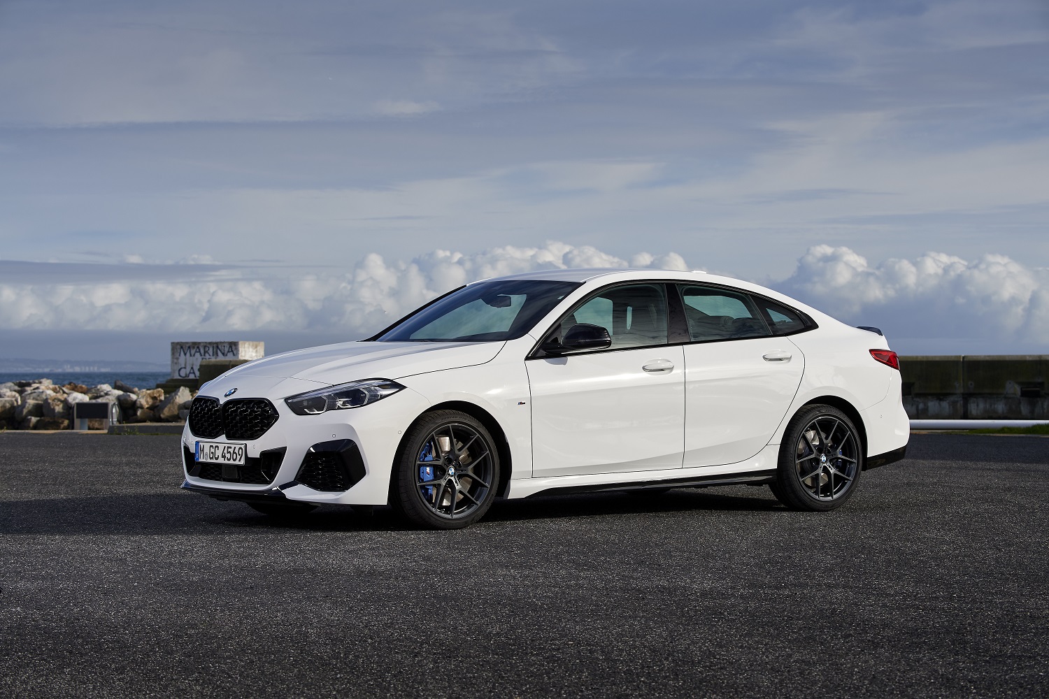 Bmw Série 2 Gran Coupé branco de frente estacionado
