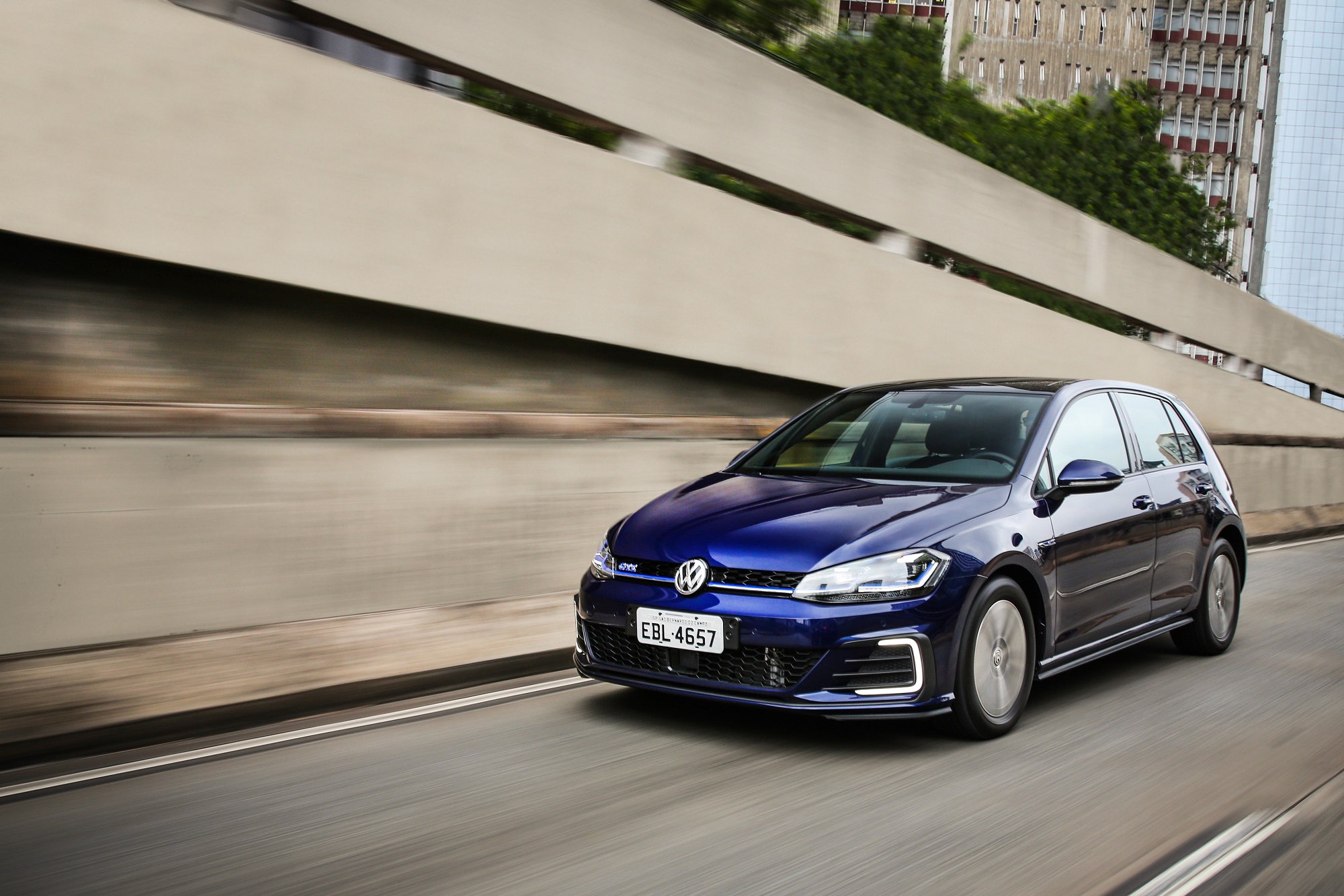 Volkswagen Golf Gte azul em movimento na rua