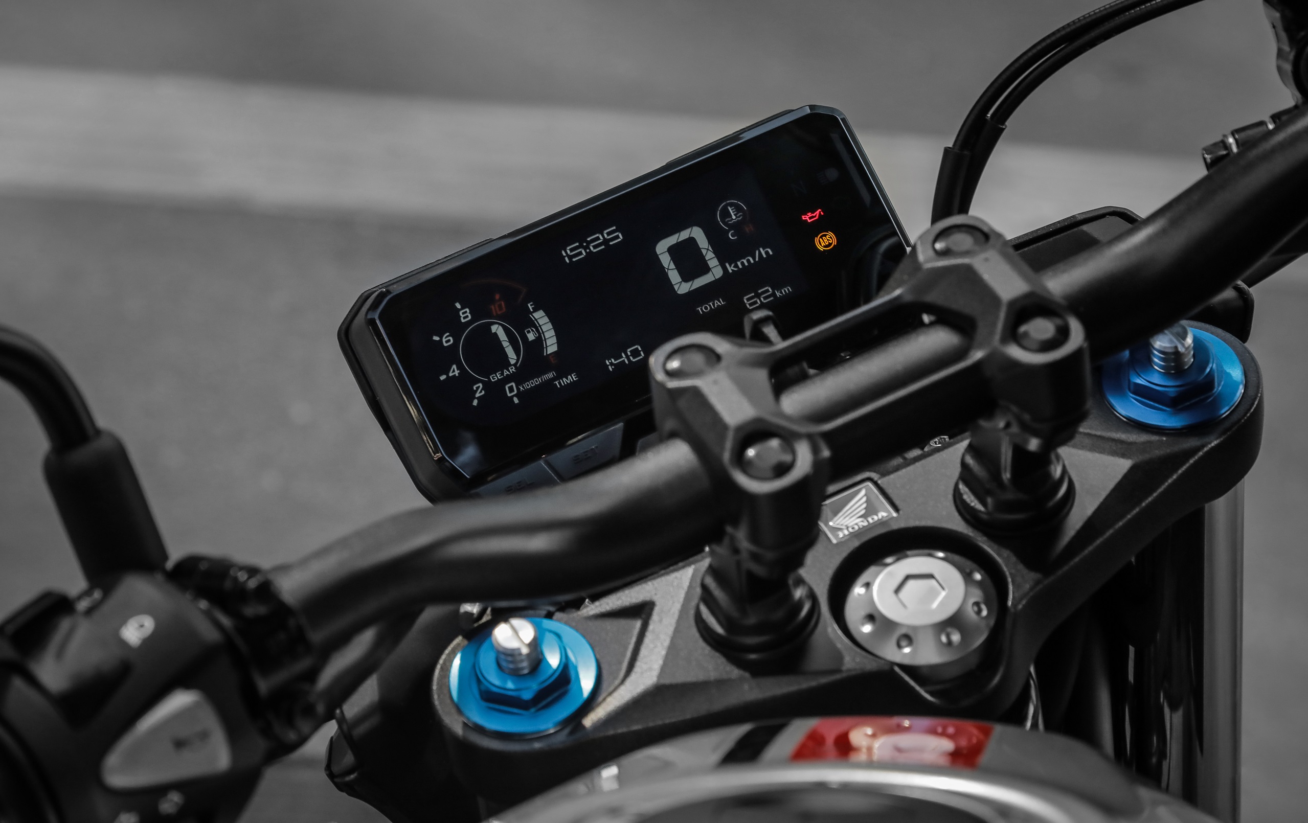 Painel da Honda CB 500F mostra velocímetro digital e conta-giros analógico