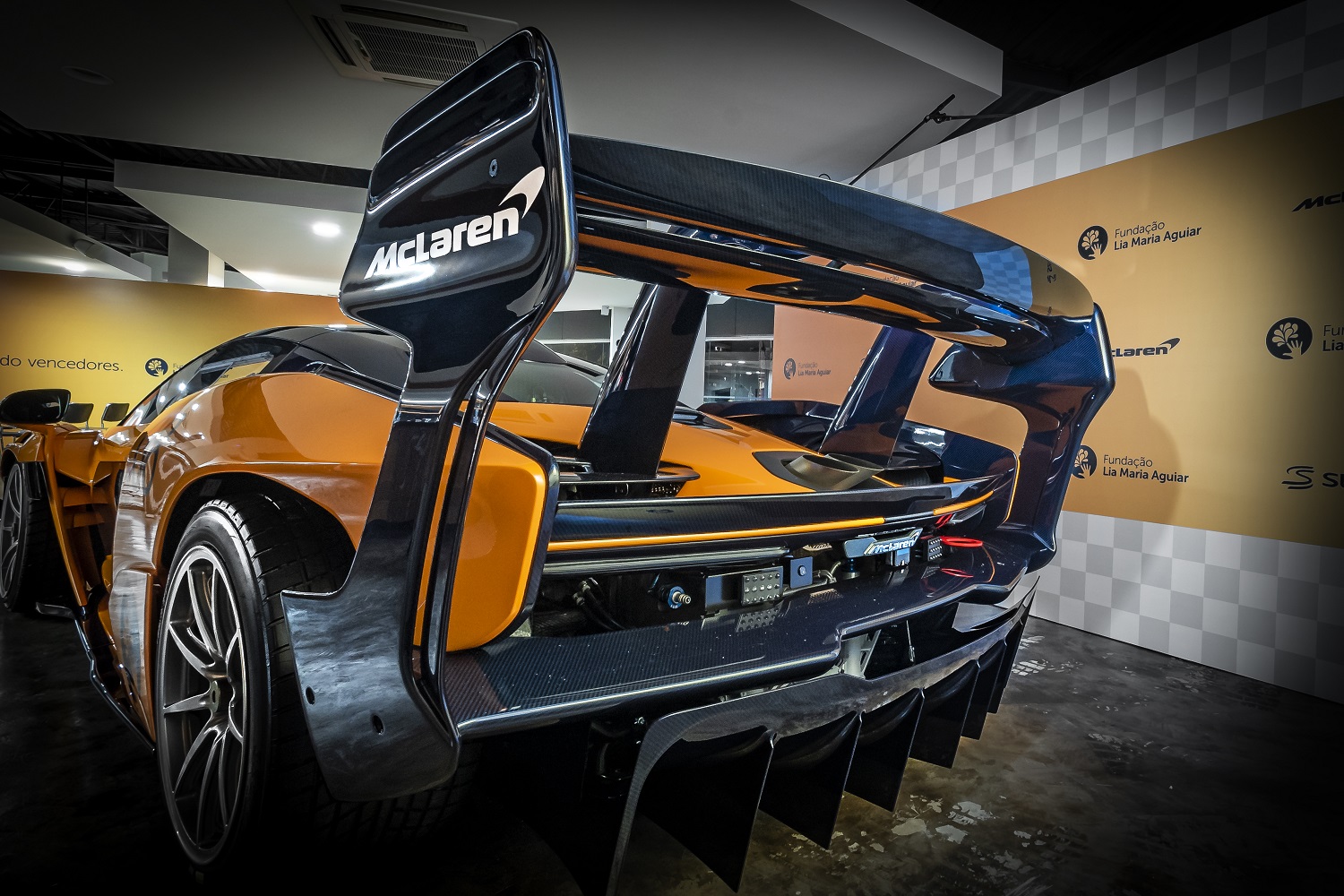 Imagem mostra o gigantesco aerofólio traseiro do superesportivo