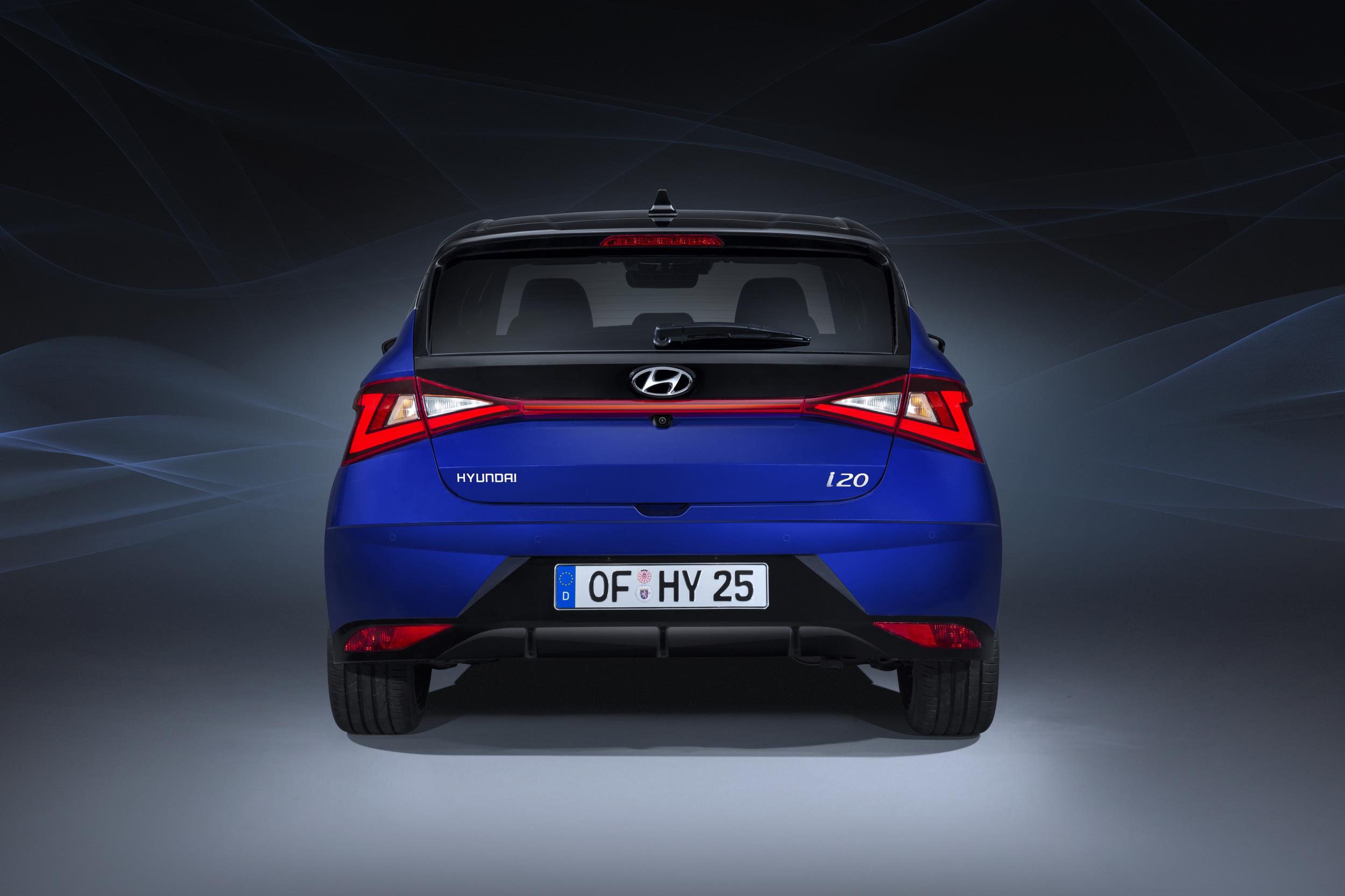 Hyundai I20 azul de traseira tem lanternas pontiagudas em forma de asa que se abrem para a terceira coluna