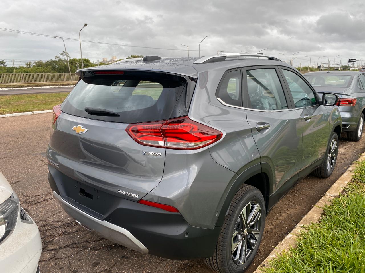 Flagra do novo Chevrolet Tracker de traseira numa via em Porto Alegre