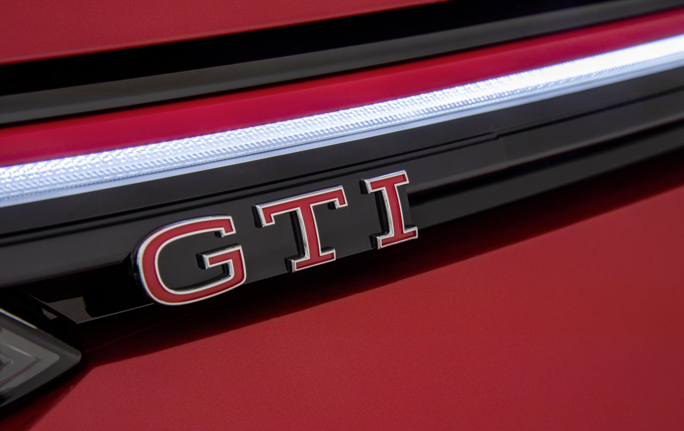  Frisos são de cores diferentes para cada versão. No Golf GTI, peça acima da luz é vermelha