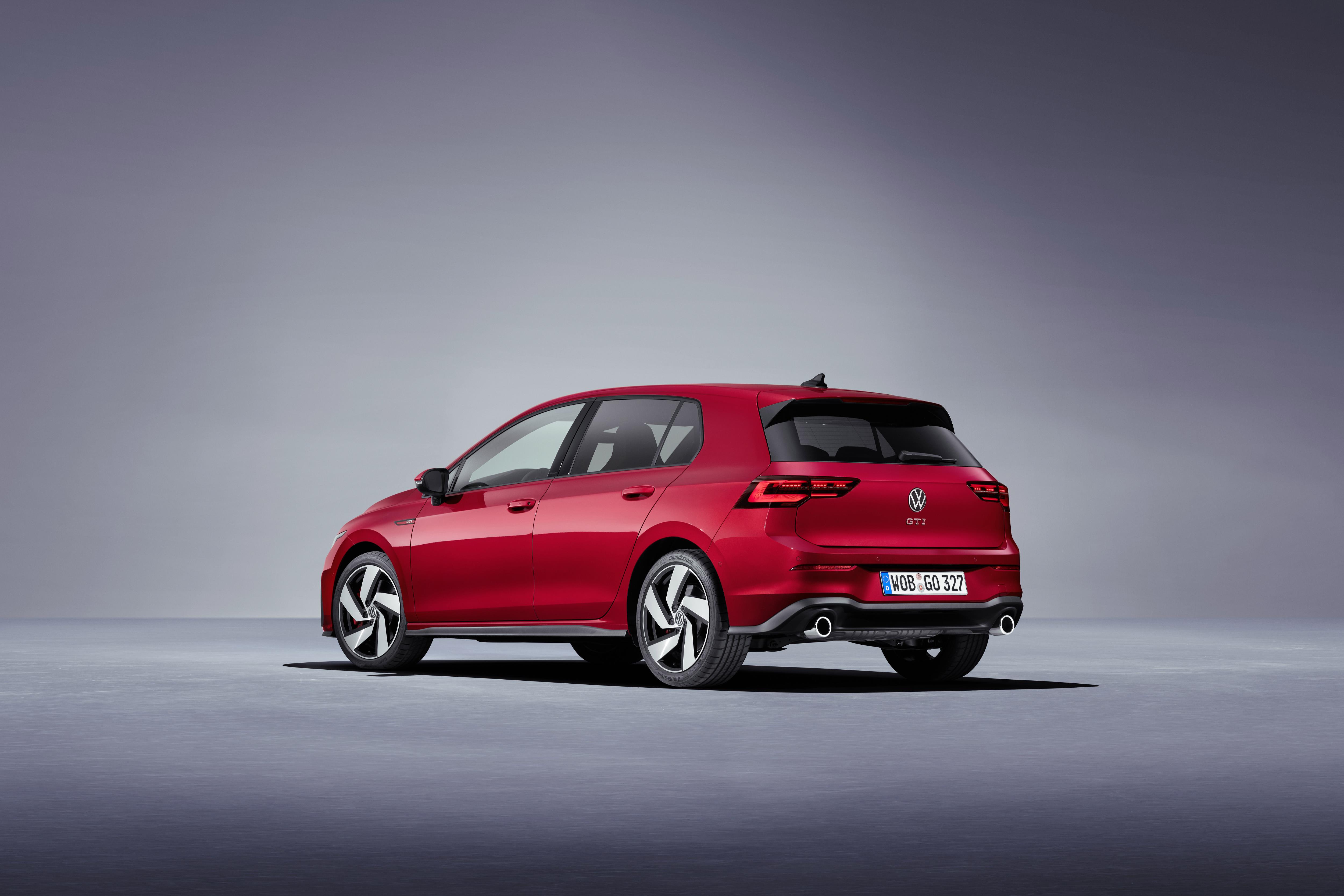  Novo VW Golf GTI tem ponteira dupla de escapamento na traseira e rodas de 18"