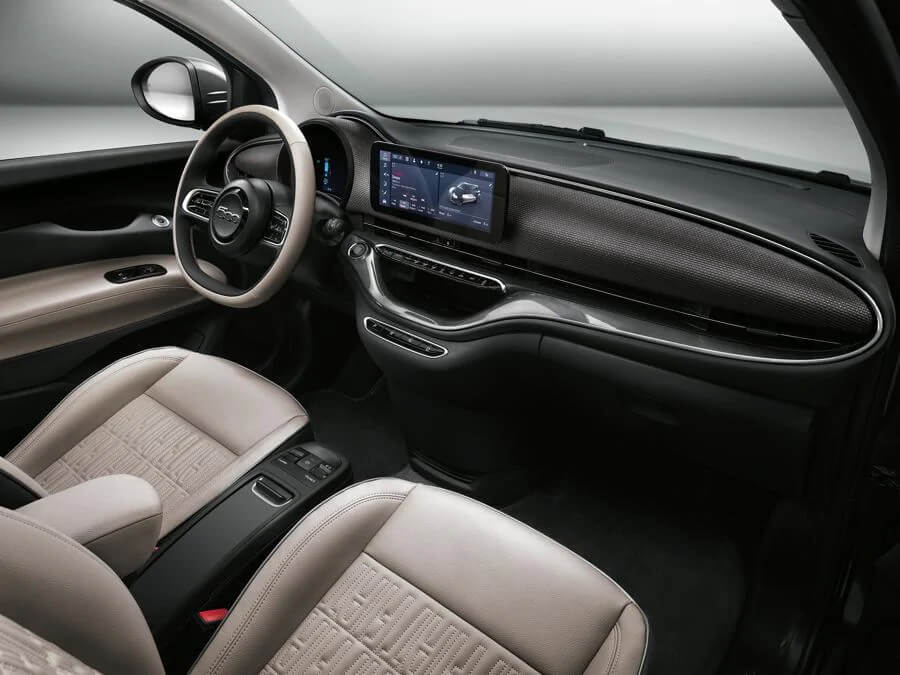  Fiat 500 elétrico tem interior minimalista com tela central multimídia e instrumentos digitais