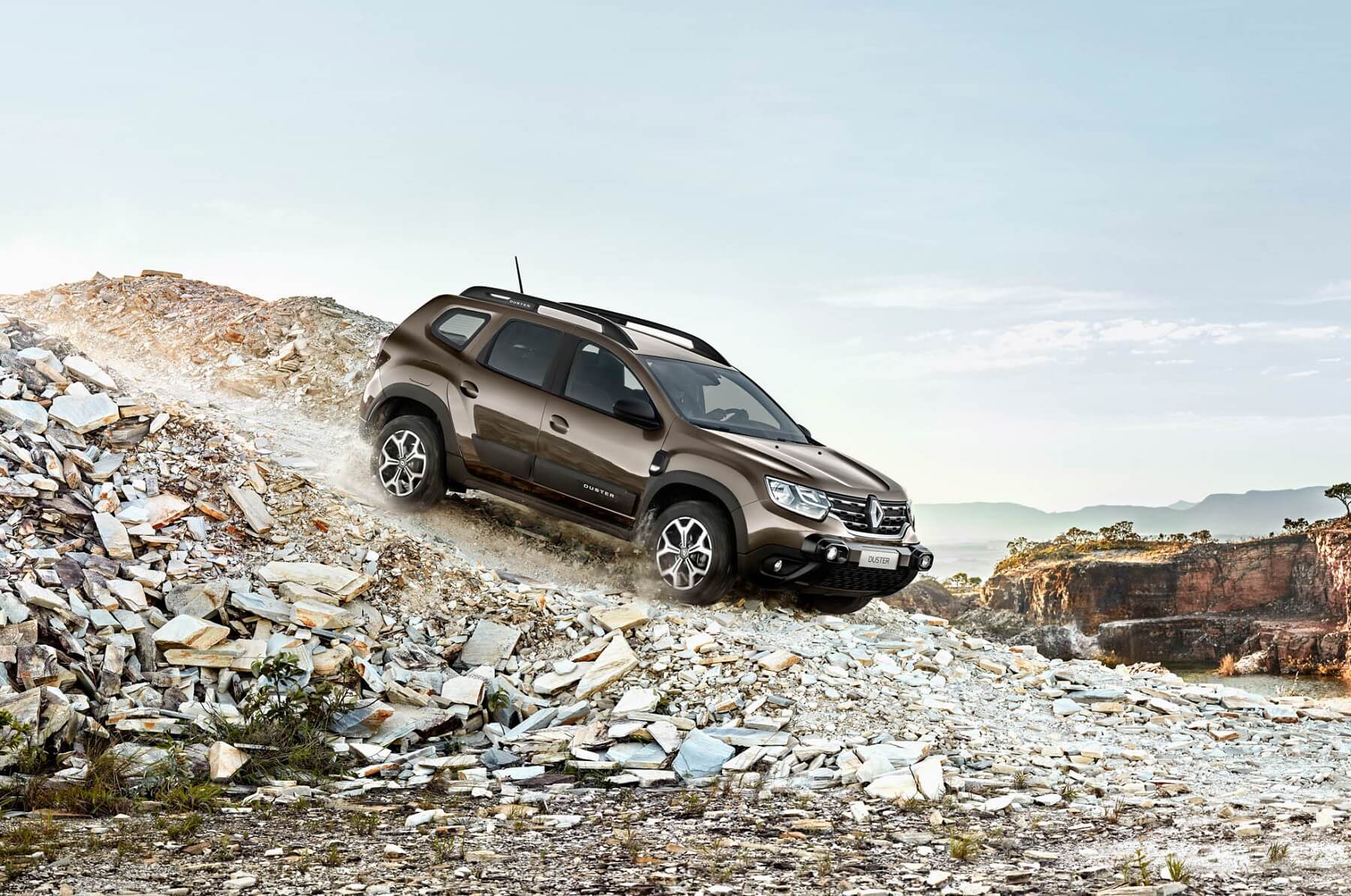Novo Renault Duster em movimento desecndo uma ladeira de terra e pedras em um ambiente árido