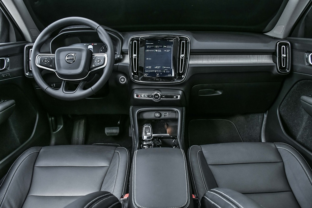  Interior é luxuoso e tem acabamento com detalhes de madeira