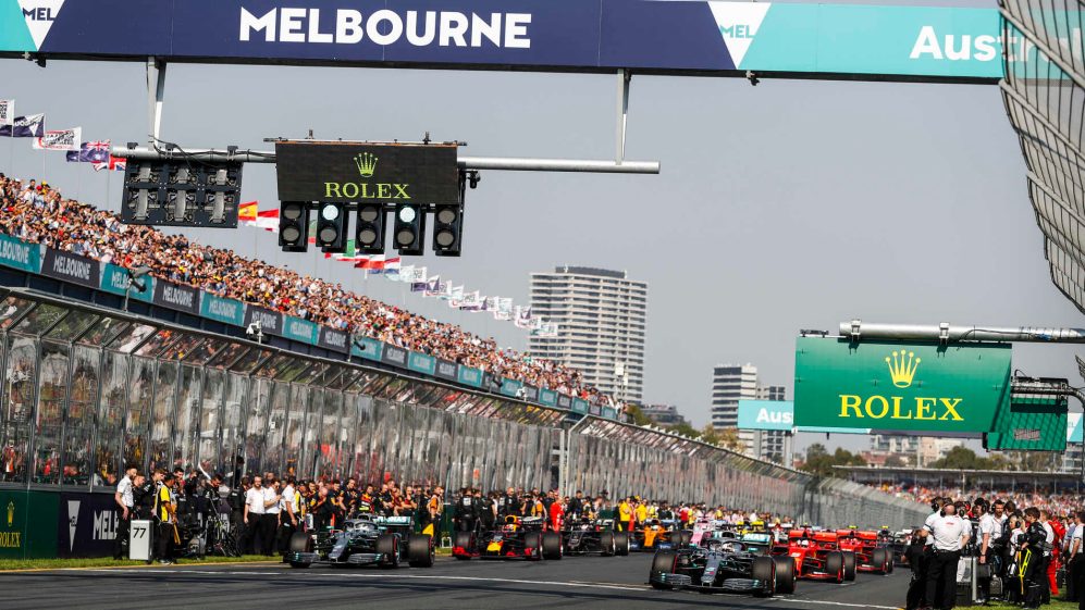 Foto geral do grid de largada GP da Austrália de F1 2019 com os caros a postos e a arquibancada lotada ao fundo