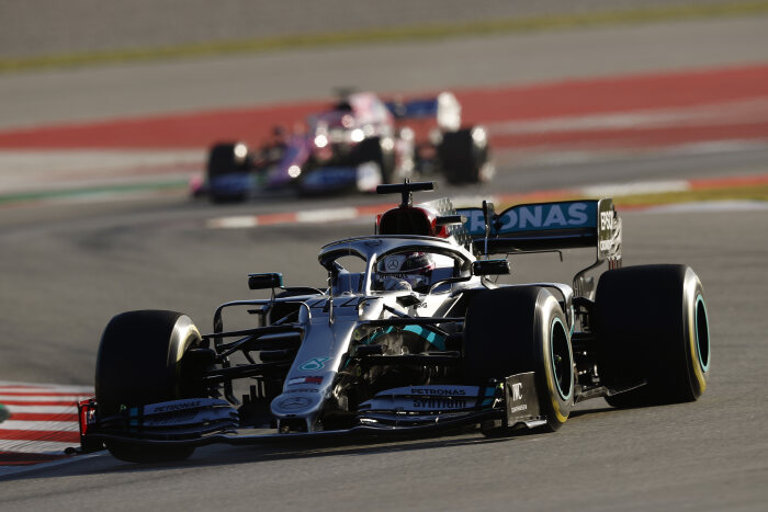 Mercedes W11 No Teste da Fórmula 1 2020 em Barcelona fazendo a curva