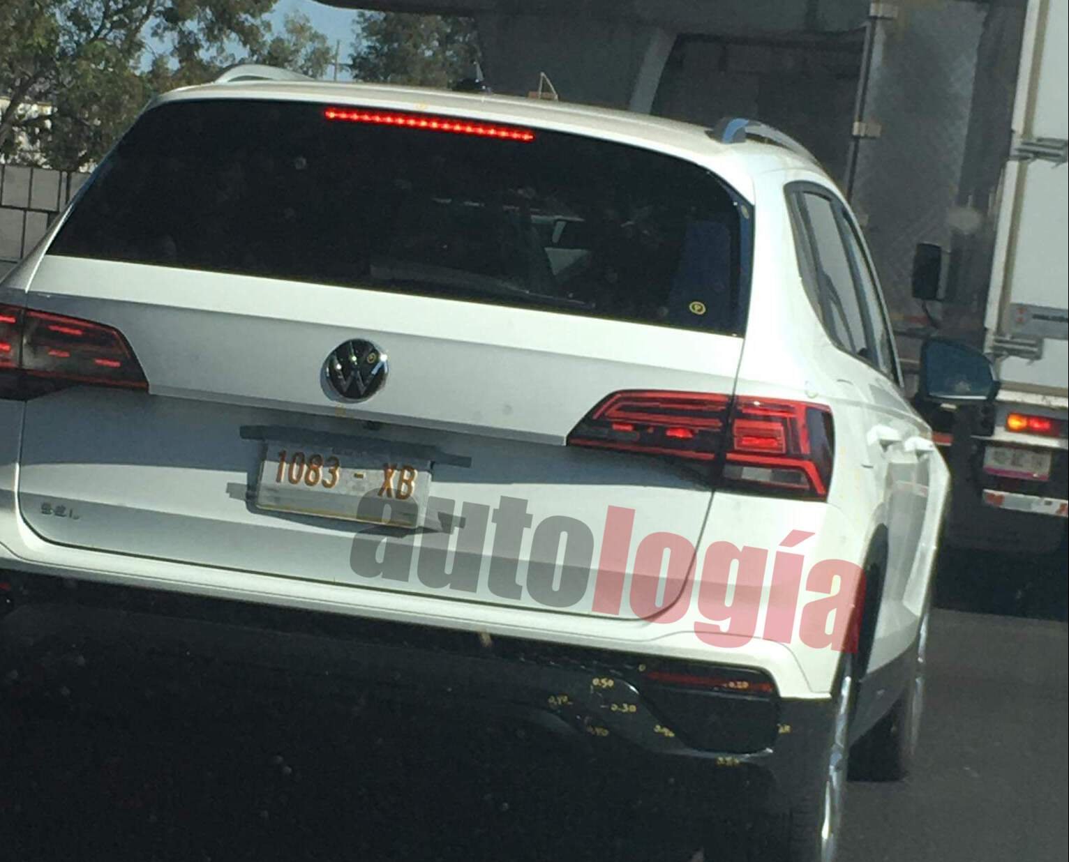 Vw Tarek branco de traseira flagrado no México com o novo logo da Volkswagen com o VW mais fino