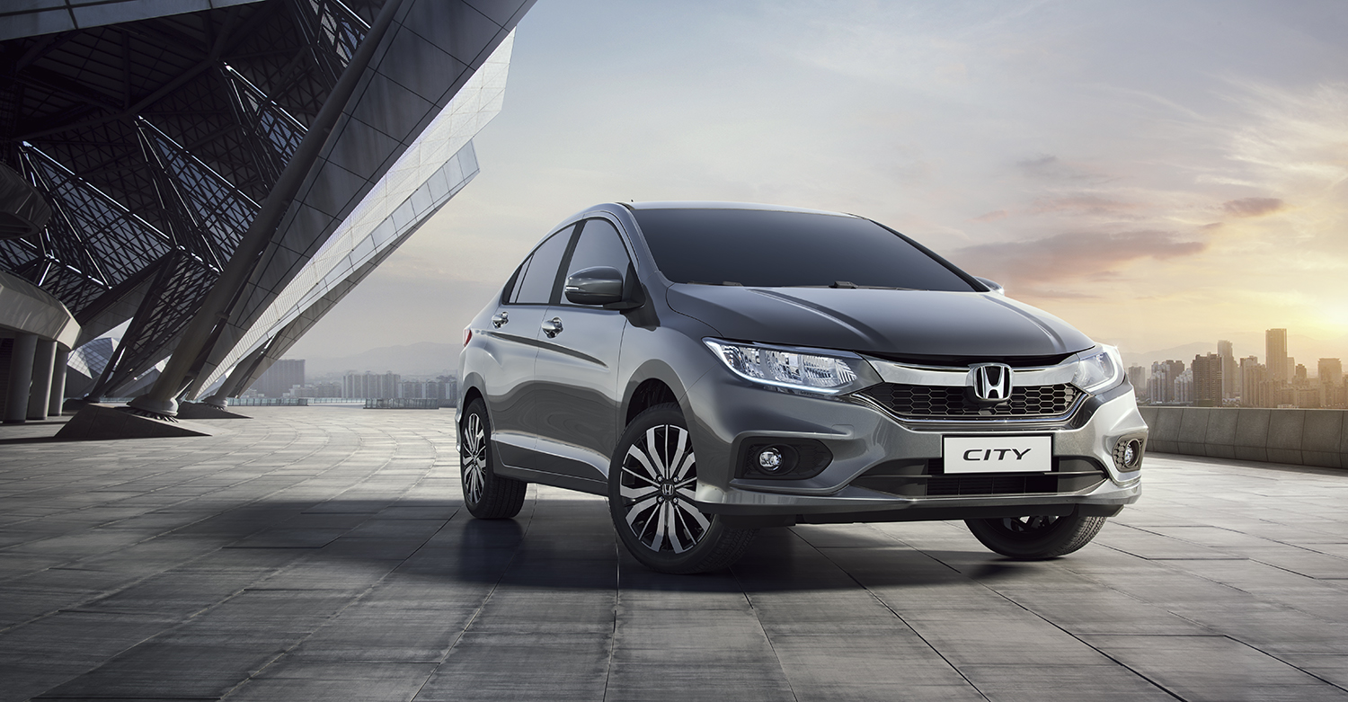 Honda City estacionado de frente ao lado de um muro na diagonal