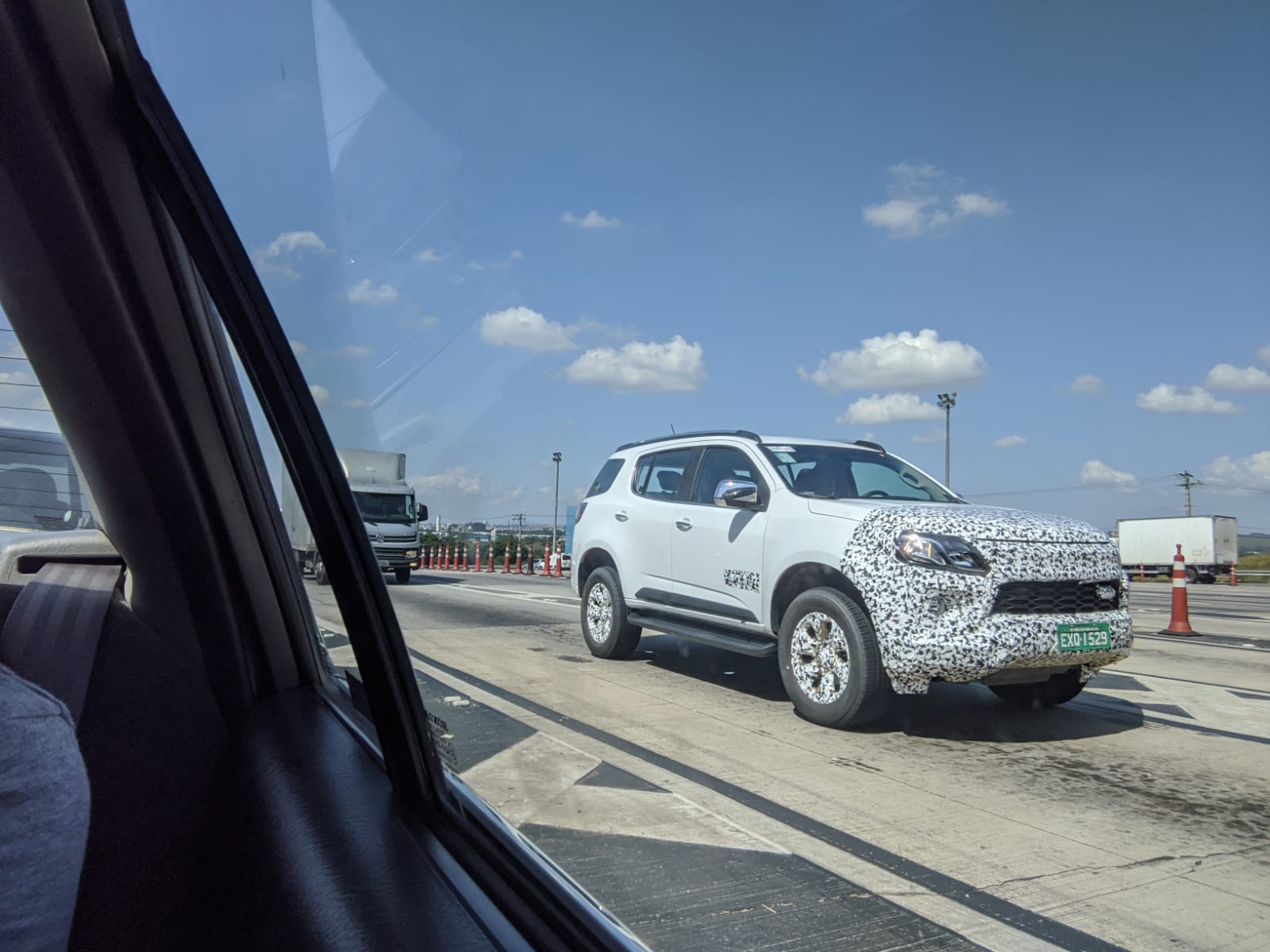 Flagra Do Chevrolet Trailblazer branco em movimento na estrada com adesivos de disfarces na grade e para-choque