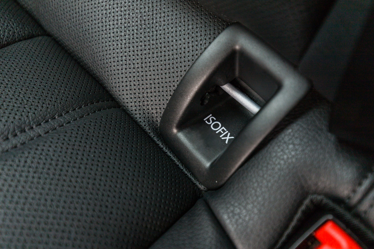 Imagem de um ISOFIX em destaque dentro de um carro no banco traseiro